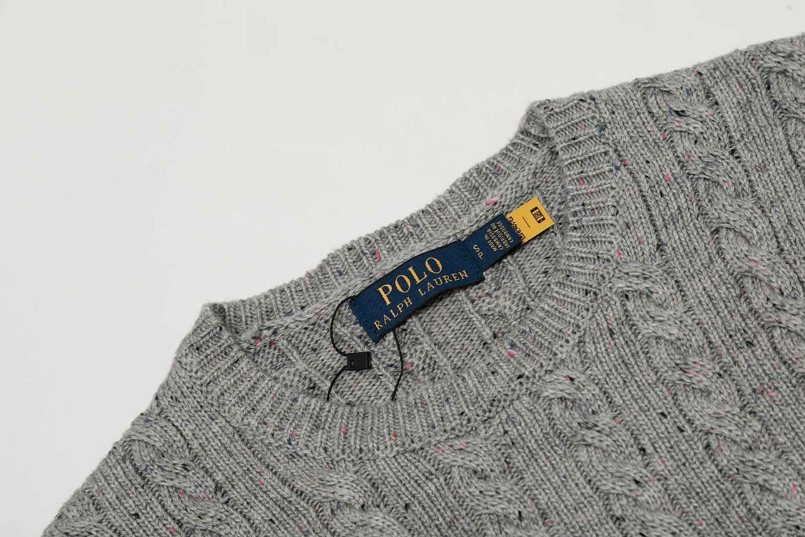 🅿️220 "Top quality" Style number: DS028# [Ralph Lauren wool blended pony embroidered logo twist knitted sweater] ✅Ralph Lauren gradient multi-color dot versatile couple style knitted round neck pullover sweater ✅15% merino cotton wool 85% wool blended custom laser buttons ✅Clean and clear texture ✅ZP quality 1:1 version Scan the code to enter the GF website Counter quality ✅Details and quality are the only one in Guangzhou. Imported quality wool. Focus on high-end. Cost-effective. Needless to say good quality. ✅Restore the original version. The maximum size can be worn up to 180 pounds. Loose, comfortable and stress-free. ✅The upper body is simple and easy to put on. A must-have item for ootd. Good-looking clothes are never picky. A must-have in couples' wardrobes. Size: S-L. Color: Navy blue, light blue, off-white, gray, Christmas red.